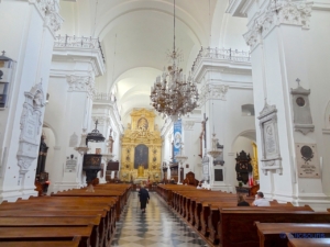 Eglise sainte croix VARSOVIE – Cœur placé dans un flacon premier pilier blanc à droite.